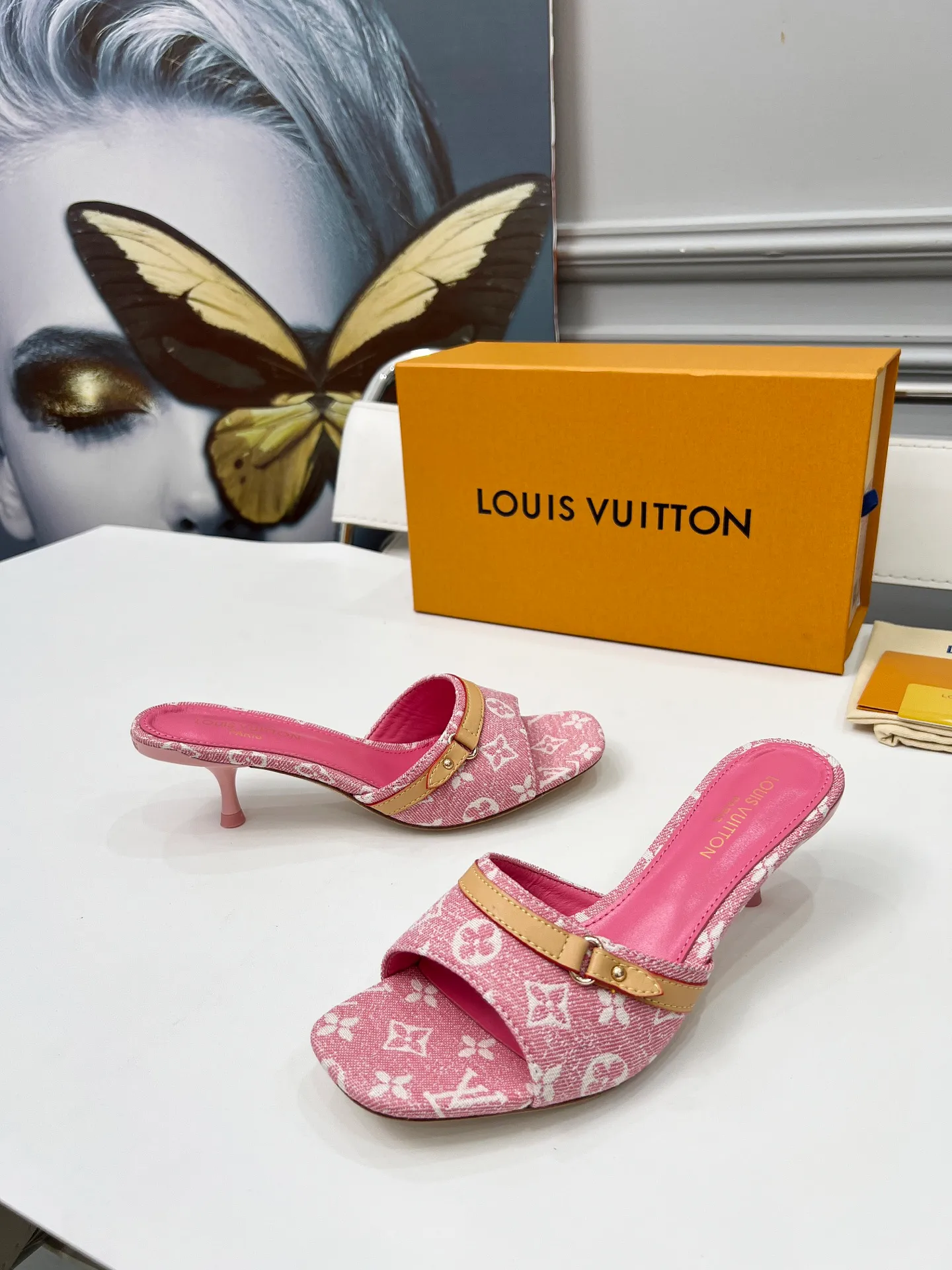 👟👟Ex-factory price 440👟👟 LV new denim kitten heel slippers 2025 summer must-have for goddesses, original replica, super comfortable on the feet. Show off the queen's temperament, the heel height is 9.5CM, which shows your temperament without being tiring. Leather outsole. Standard code: 35-42 (41 and 42 codes are customized, non-returnable and non-exchangeable)